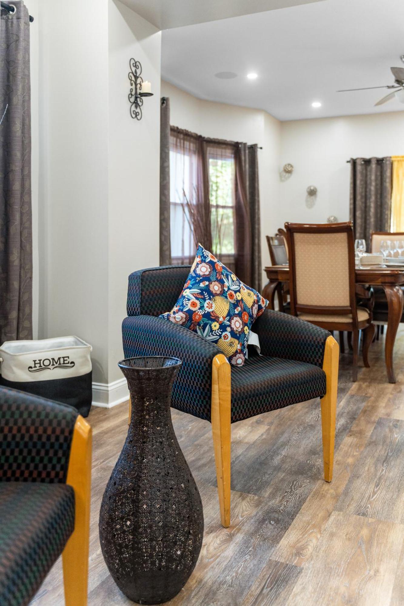 Cozy 4br, 6 Beds, 12 Guest Near Phl, Eagles Field, Upenn, Fast Wi-fi, King Bed, Parking *