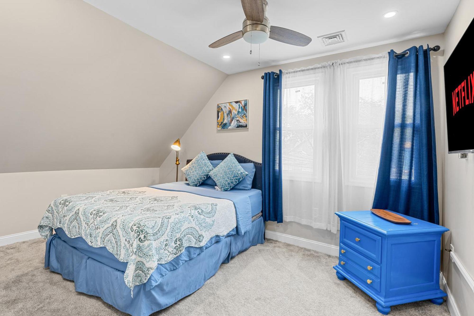 Cozy 4br, 6 Beds, 12 Guest Near Phl, Eagles Field, Upenn, Fast Wi-fi, King Bed, Parking Holiday home *