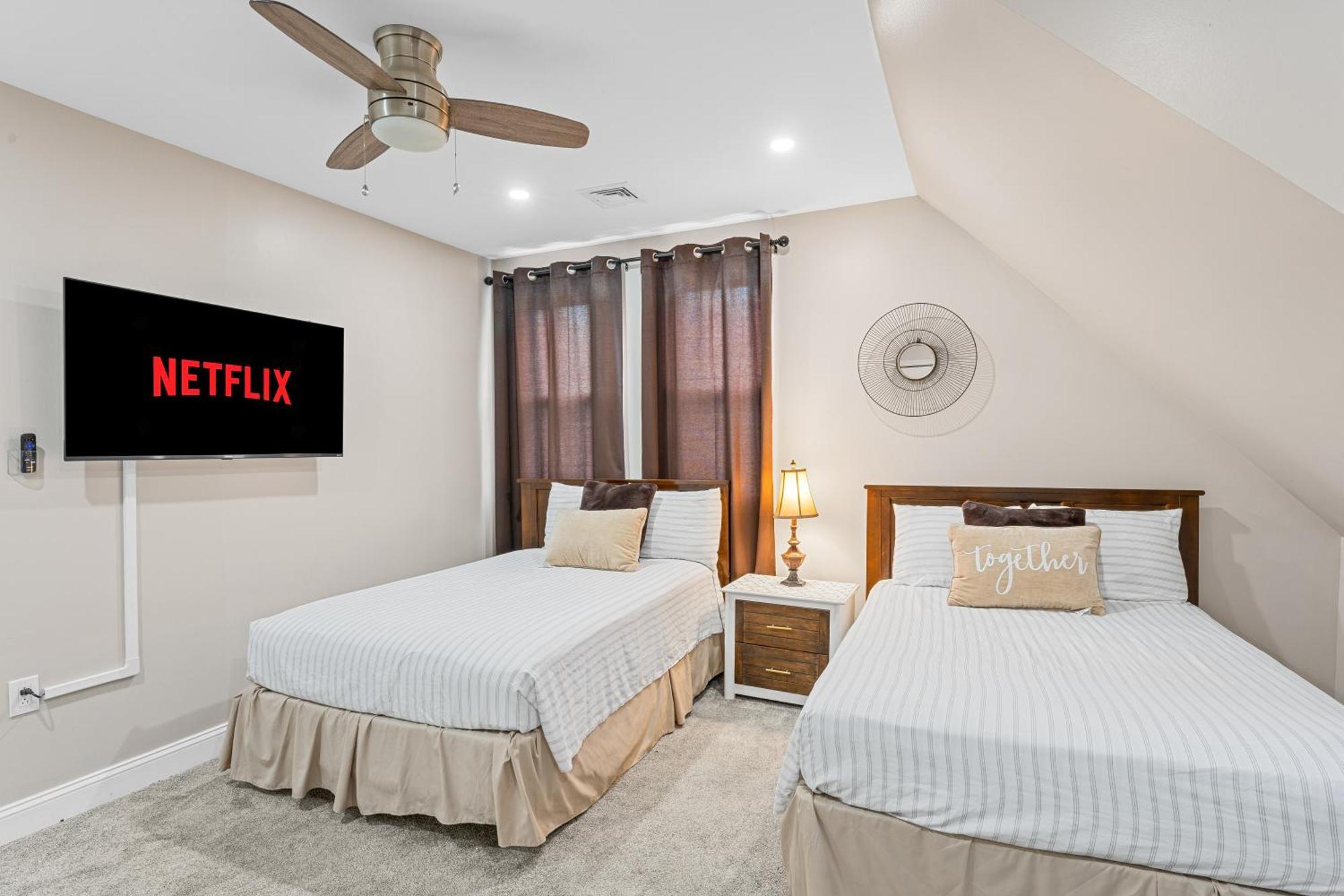 Holiday home Cozy 4br, 6 Beds, 12 Guest Near Phl, Eagles Field, Upenn, Fast Wi-fi, King Bed, Parking *