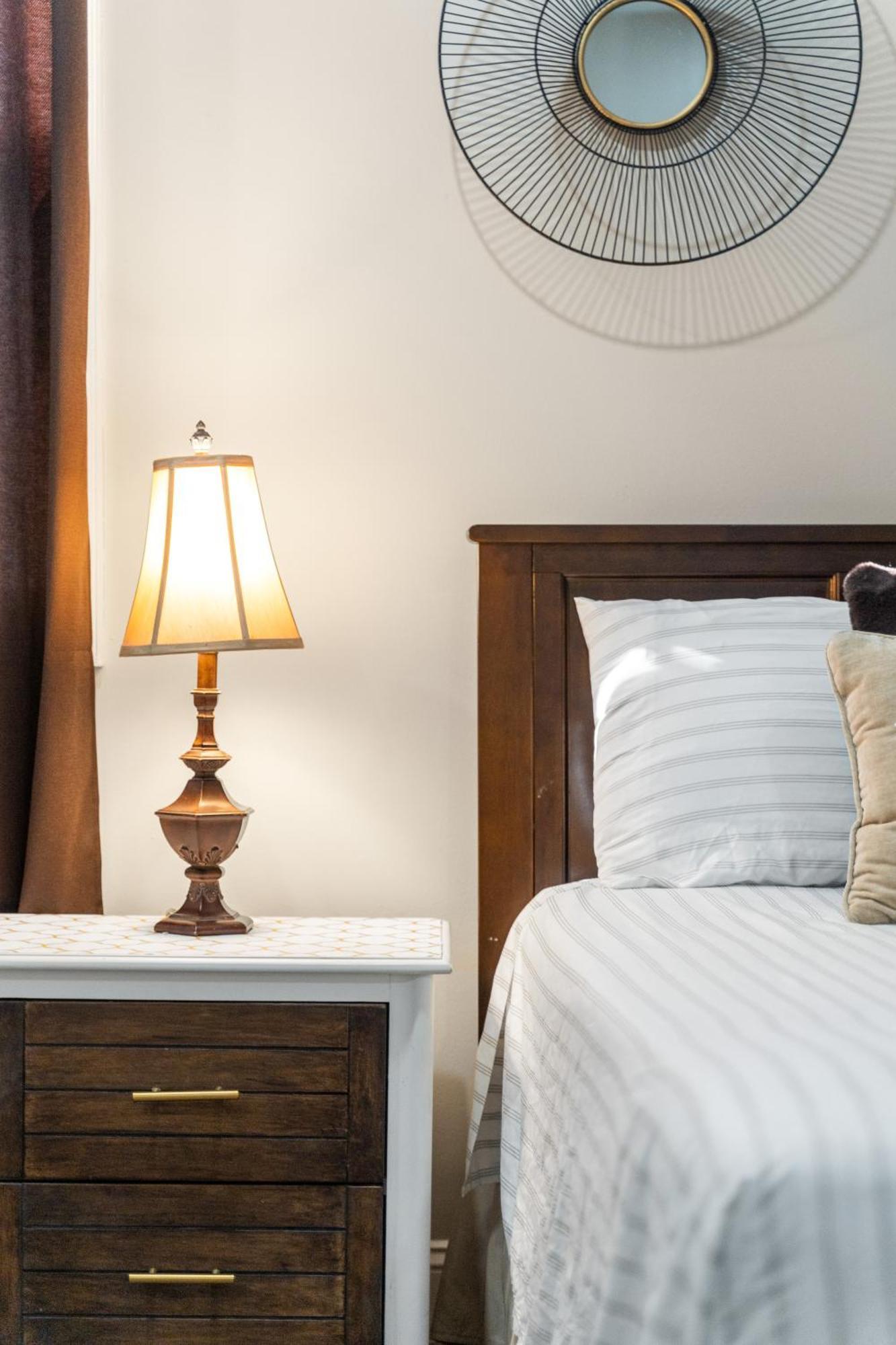 Cozy 4br, 6 Beds, 12 Guest Near Phl, Eagles Field, Upenn, Fast Wi-fi, King Bed, Parking Holiday home