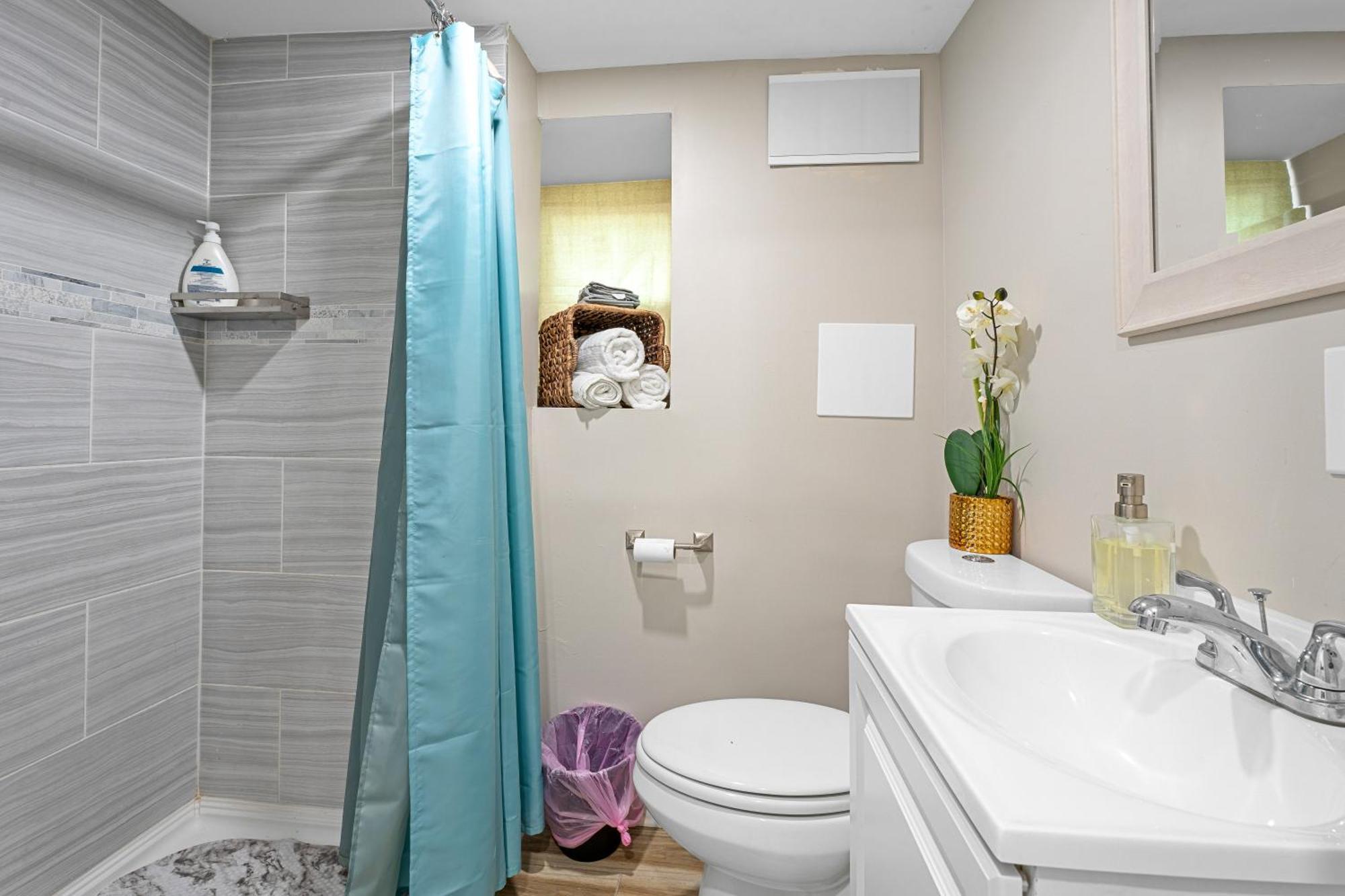 Cozy 4br, 6 Beds, 12 Guest Near Phl, Eagles Field, Upenn, Fast Wi-fi, King Bed, Parking Holiday home *